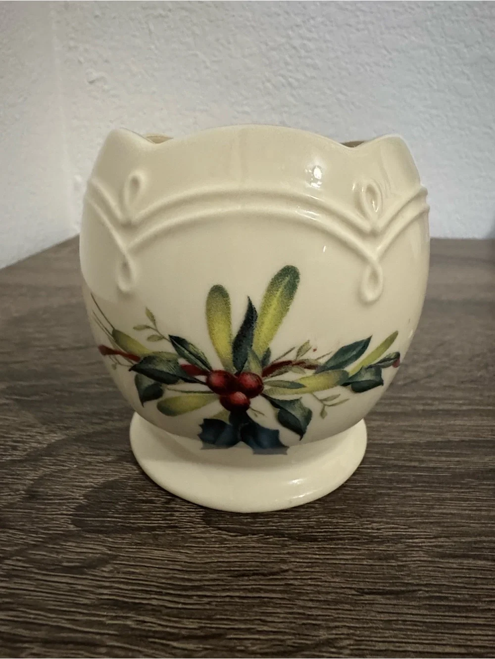 Lenox Cream Ceramic Holiday Berry Tea Light Candle holder